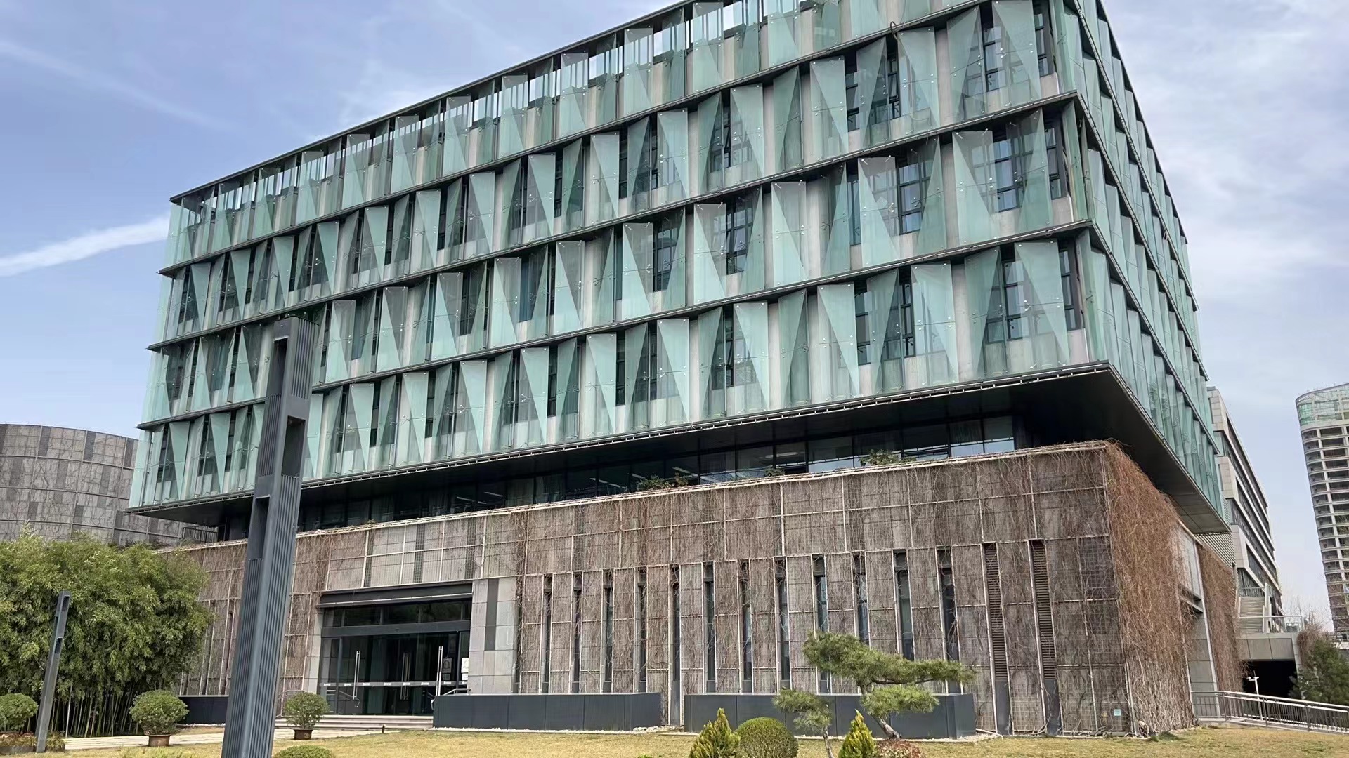 P . 陜西咸陽灃西新城總部經(jīng)濟園